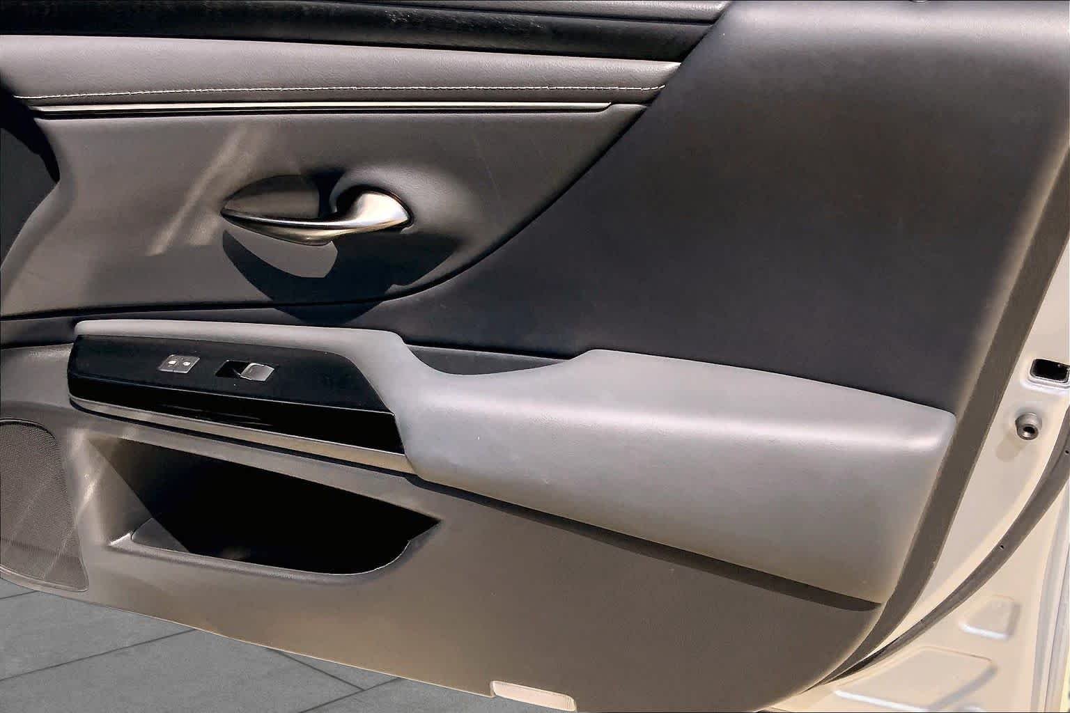 Used 2022 Iridium Lexus  image 22