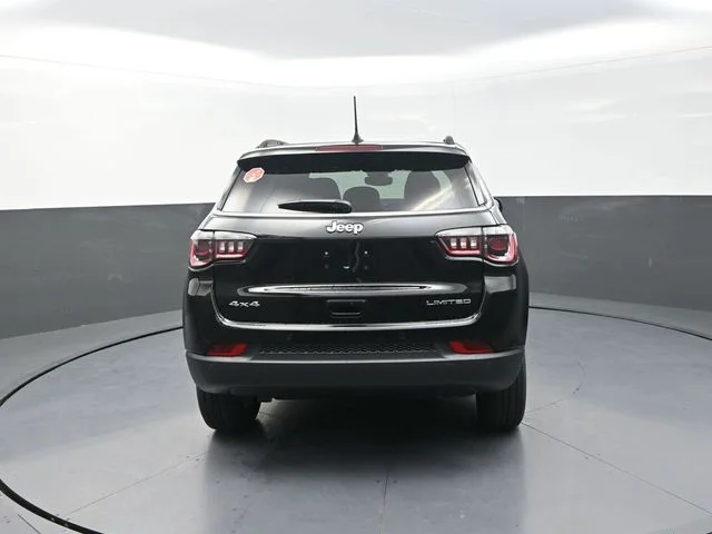 New 2026 Diamond Black Crystal Pearl-Coat Exterior Paint Jeep Limited image 8