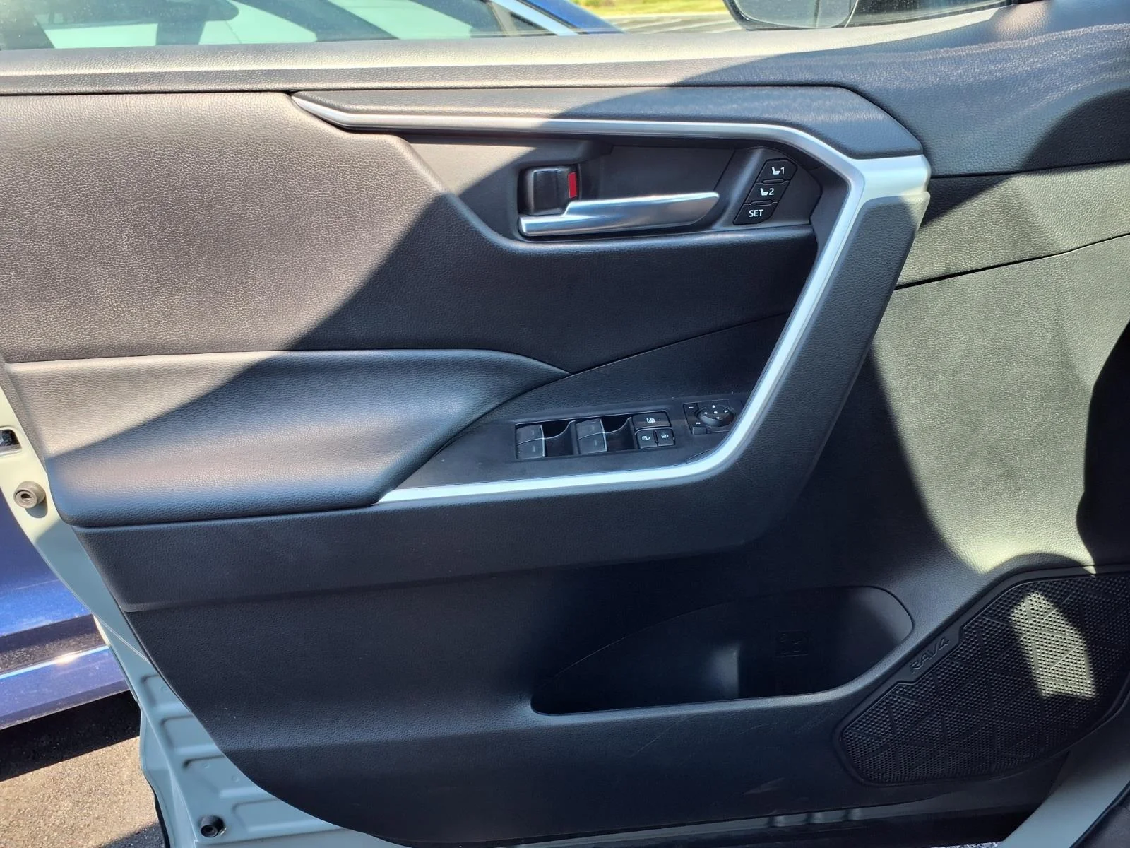 Used 2022 Lunar Rock Toyota XLE Premium image 14