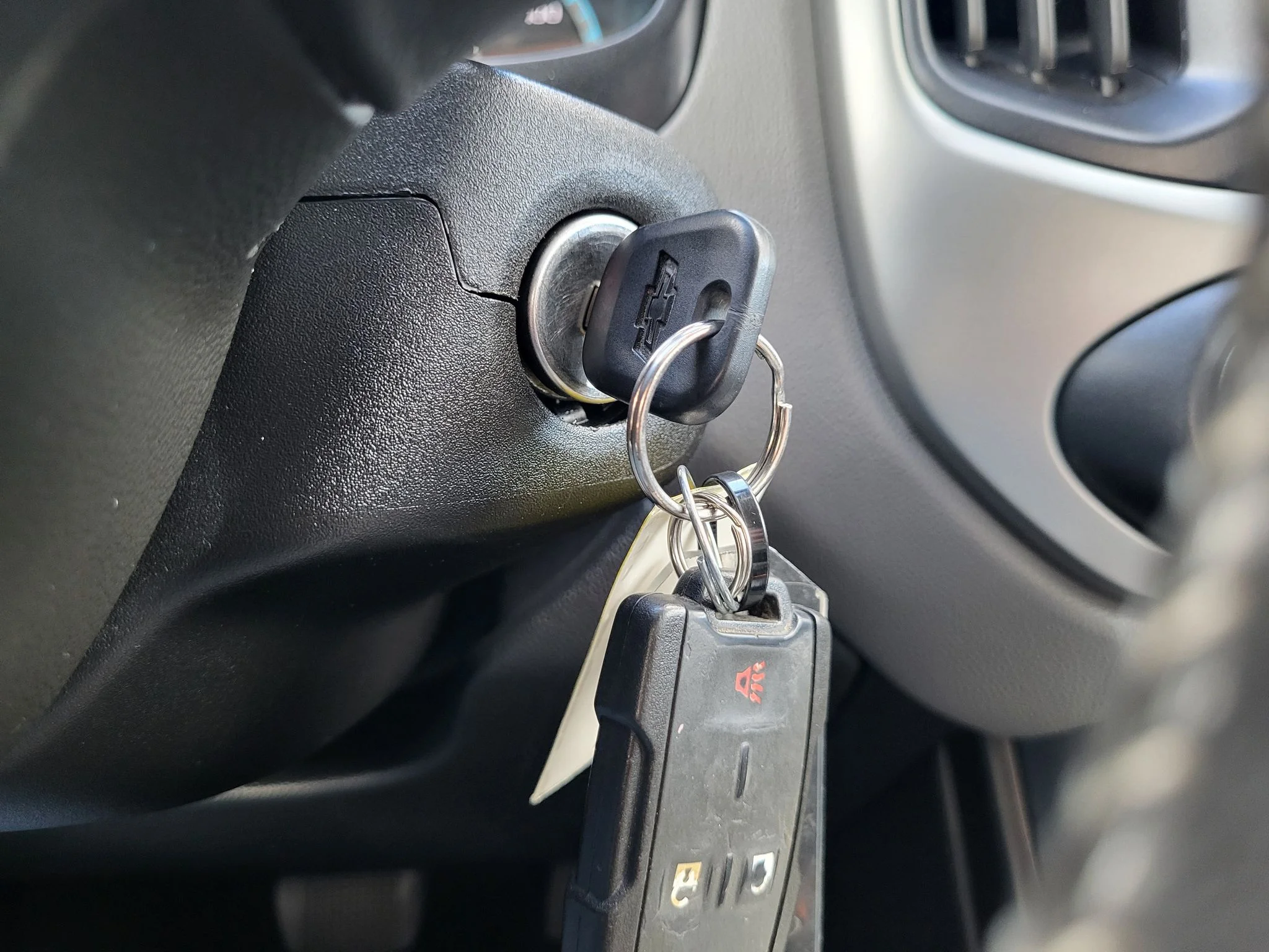 Used 2018 GRAPHITE METALLIC Chevrolet 4WD LT image 17