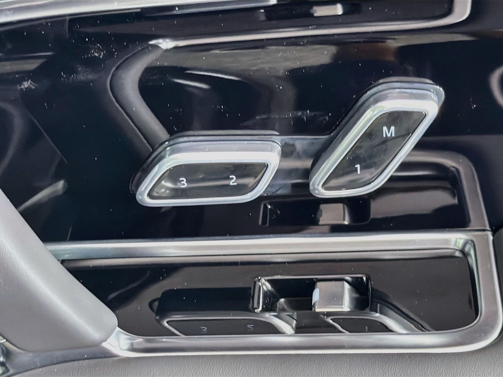 New 2026 Santorini Black Land Rover SE image 33