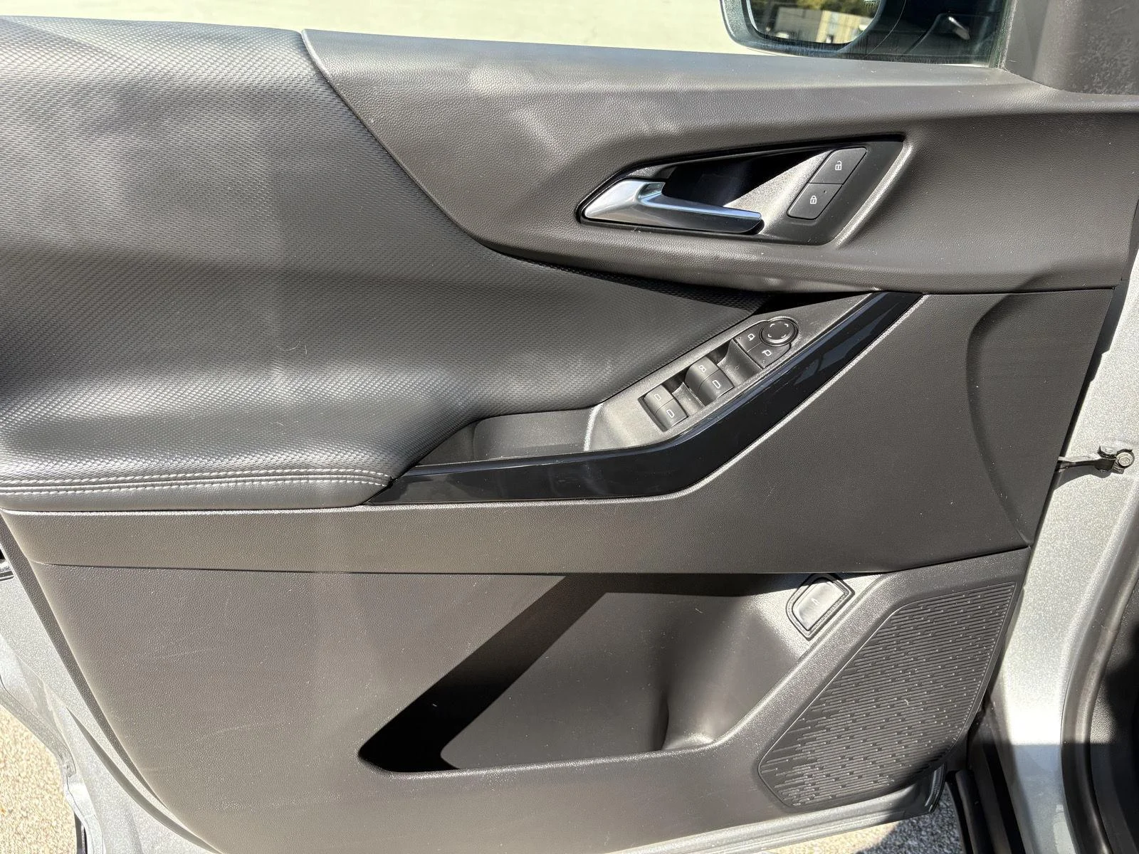 Used 2025 Sterling Gray Metallic Chevrolet AWD LT image 29