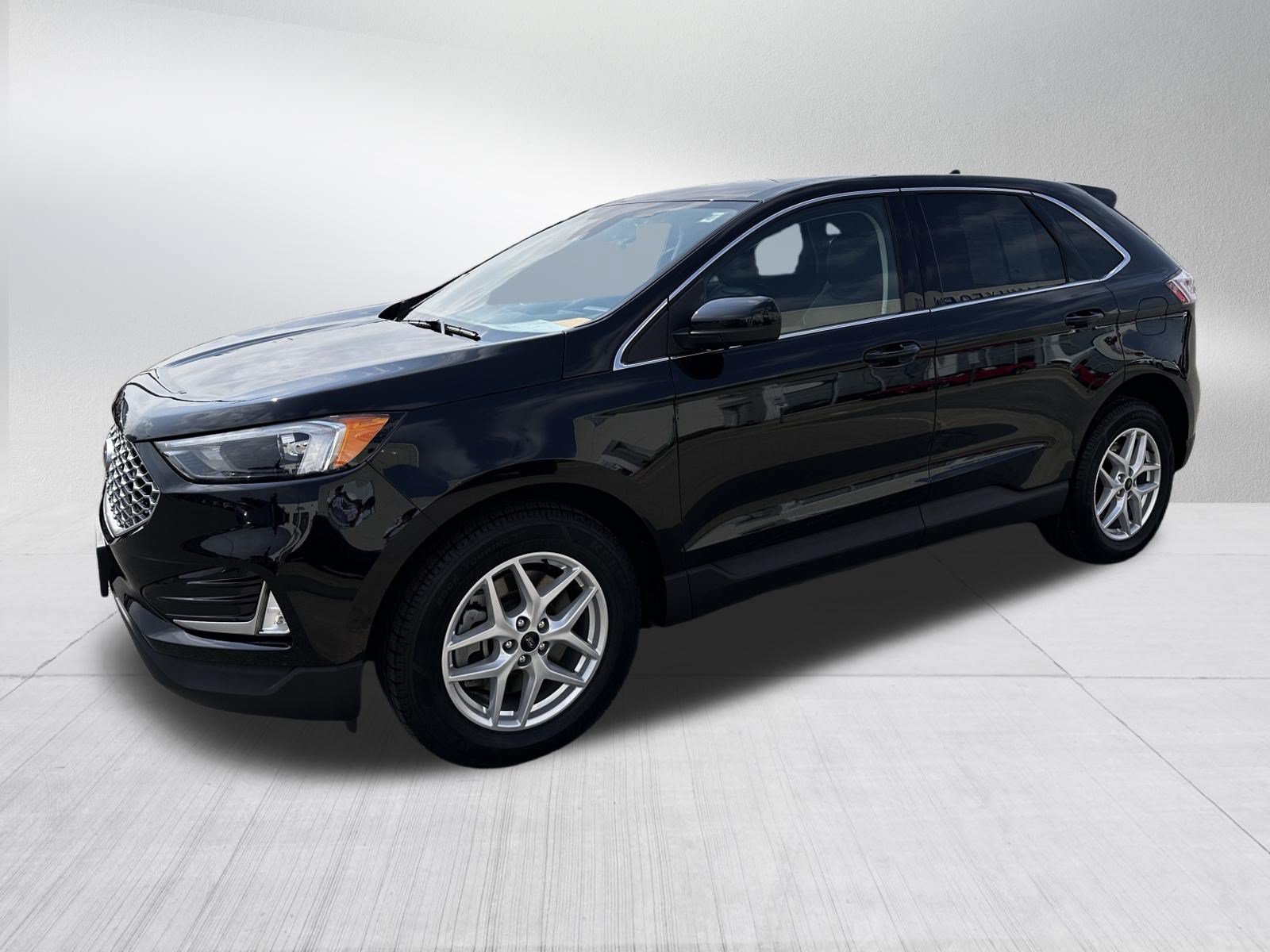 Used 2024 Agate Black Metallic Ford SEL image 3