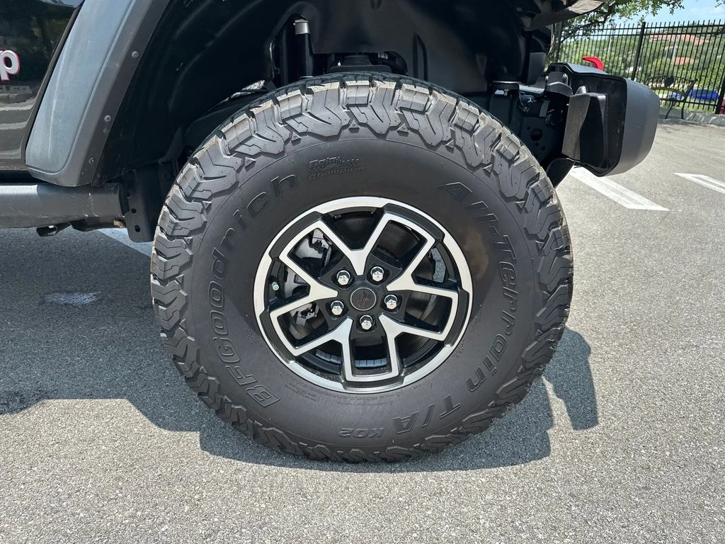 New 2025 Black Clear-Coat Exterior Paint Jeep Rubicon image 16