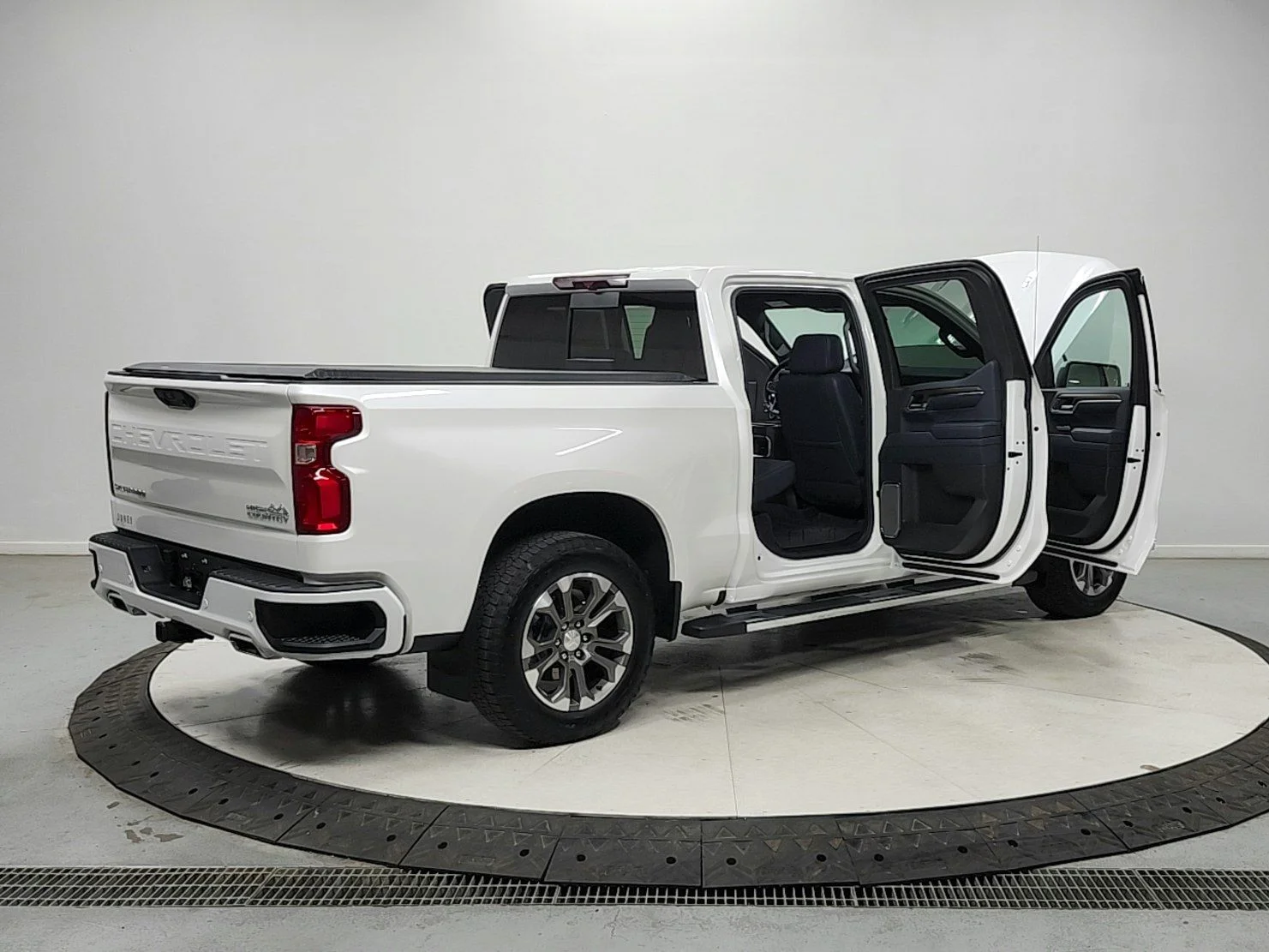 Used 2024 Iridescent Pearl Tricoat Chevrolet High Country image 15