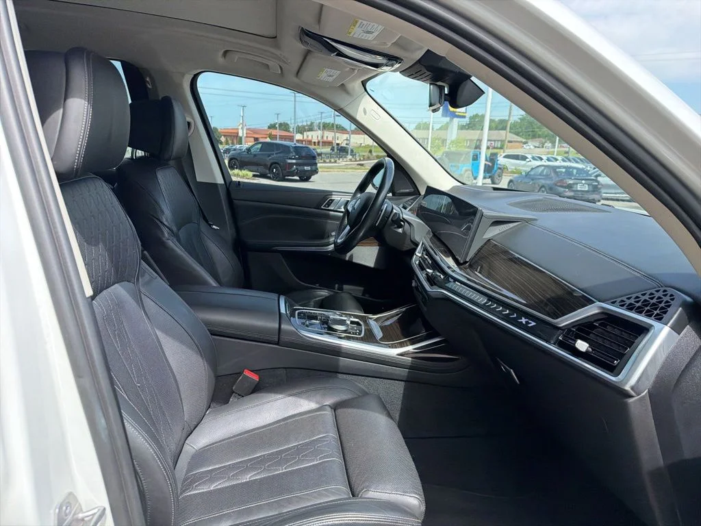 Used 2023 Mineral White Metallic BMW xDrive40i image 25