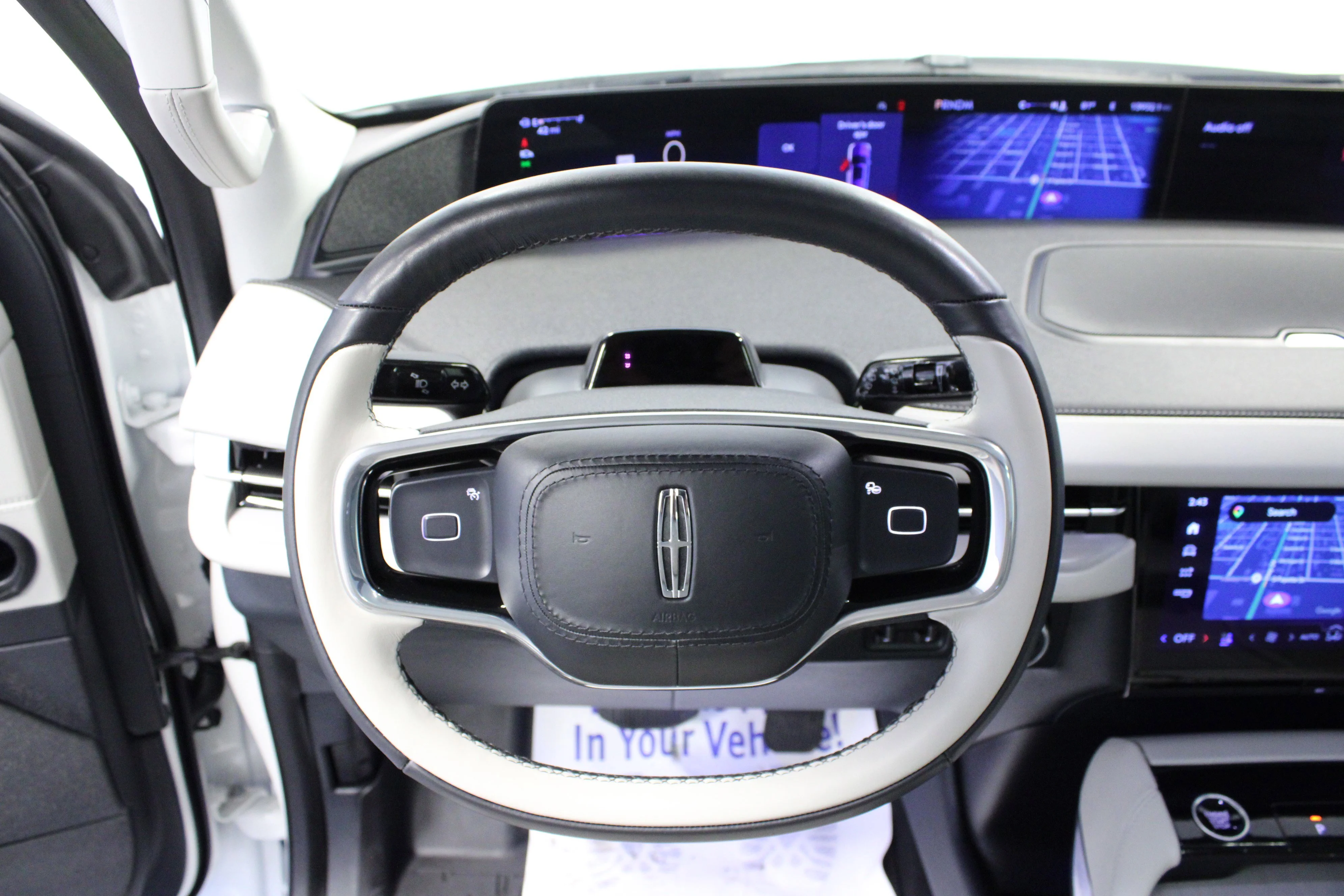 Used 2025 White Metallic Lincoln Reserve image 18