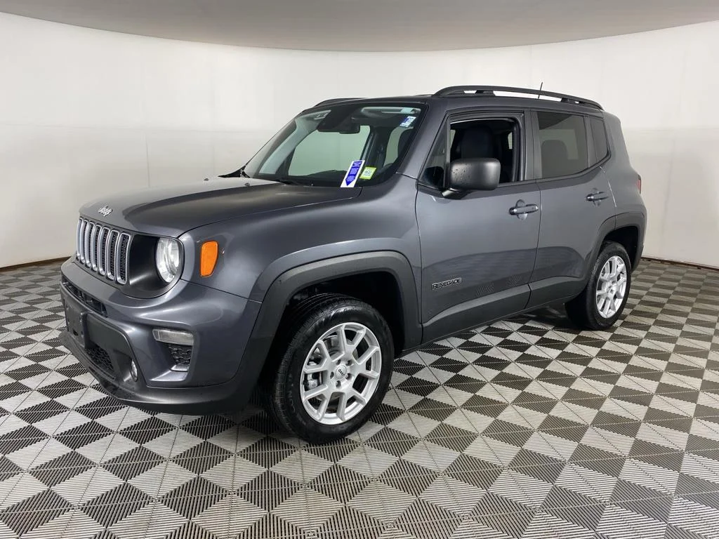 Used 2022 Gray Jeep Latitude image 3