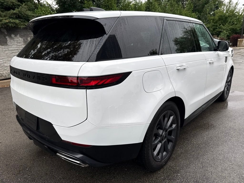 Used 2024 White Land Rover SE image 5
