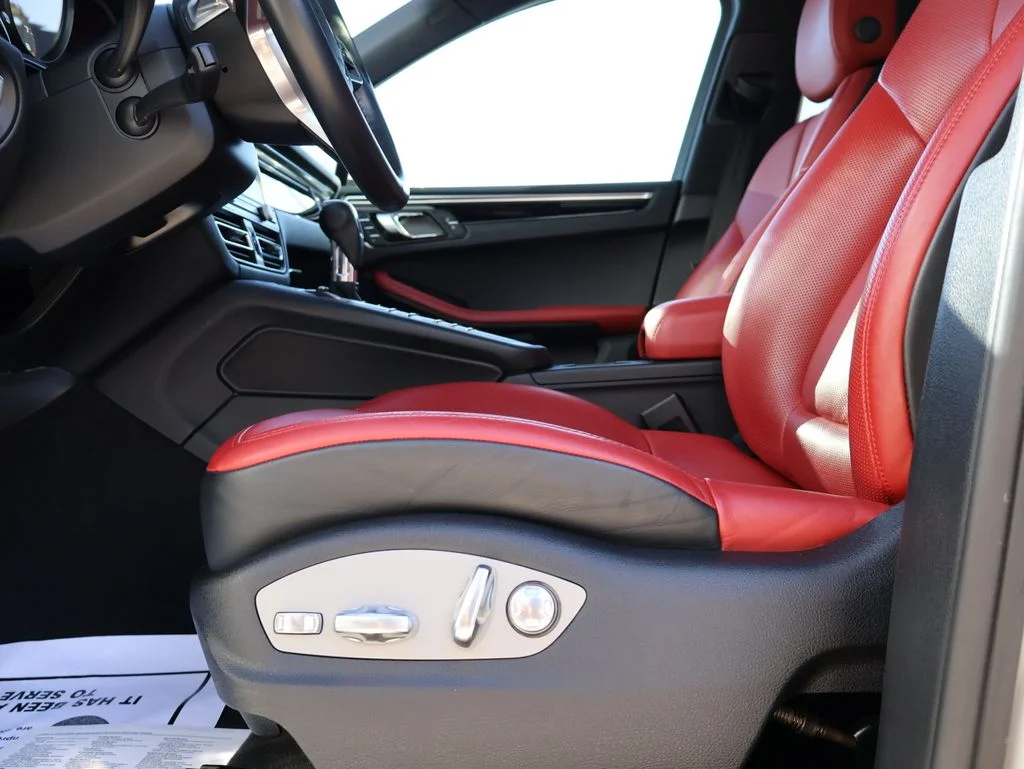 Used 2020  Porsche Base image 35
