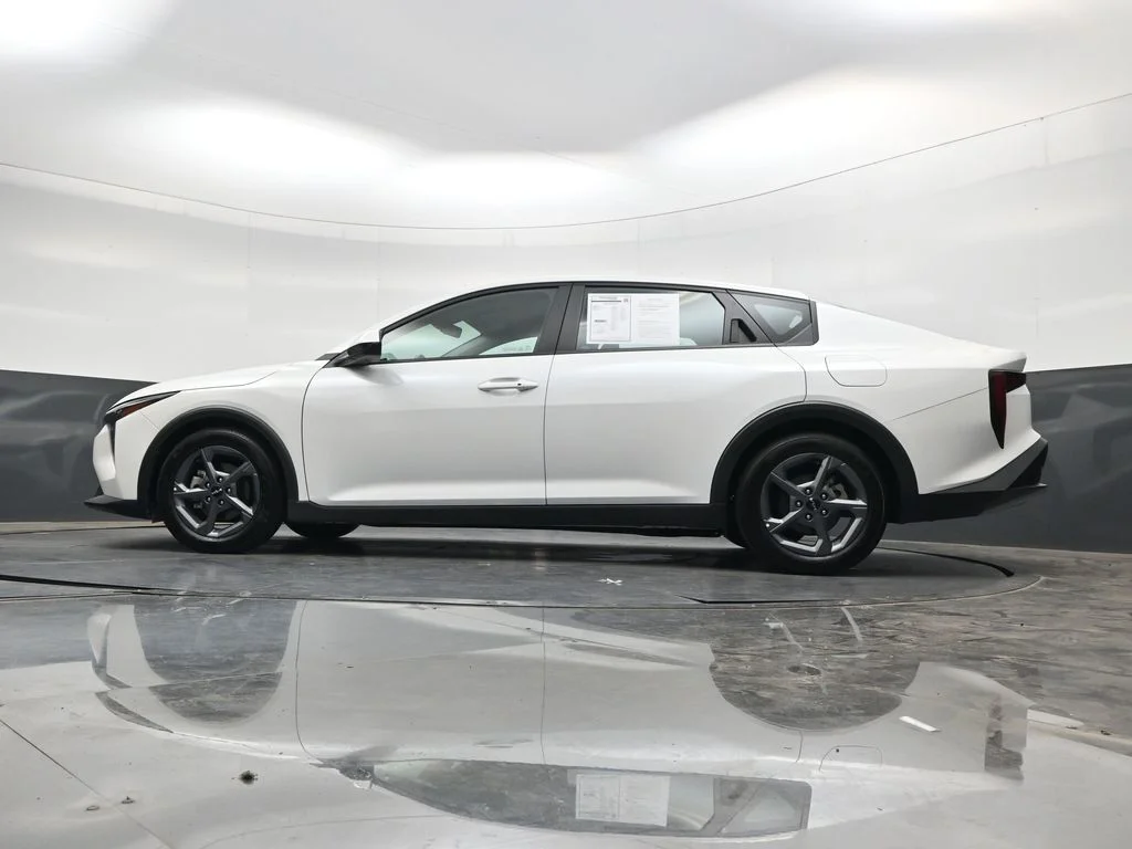 Used 2025 White Kia LXS image 37