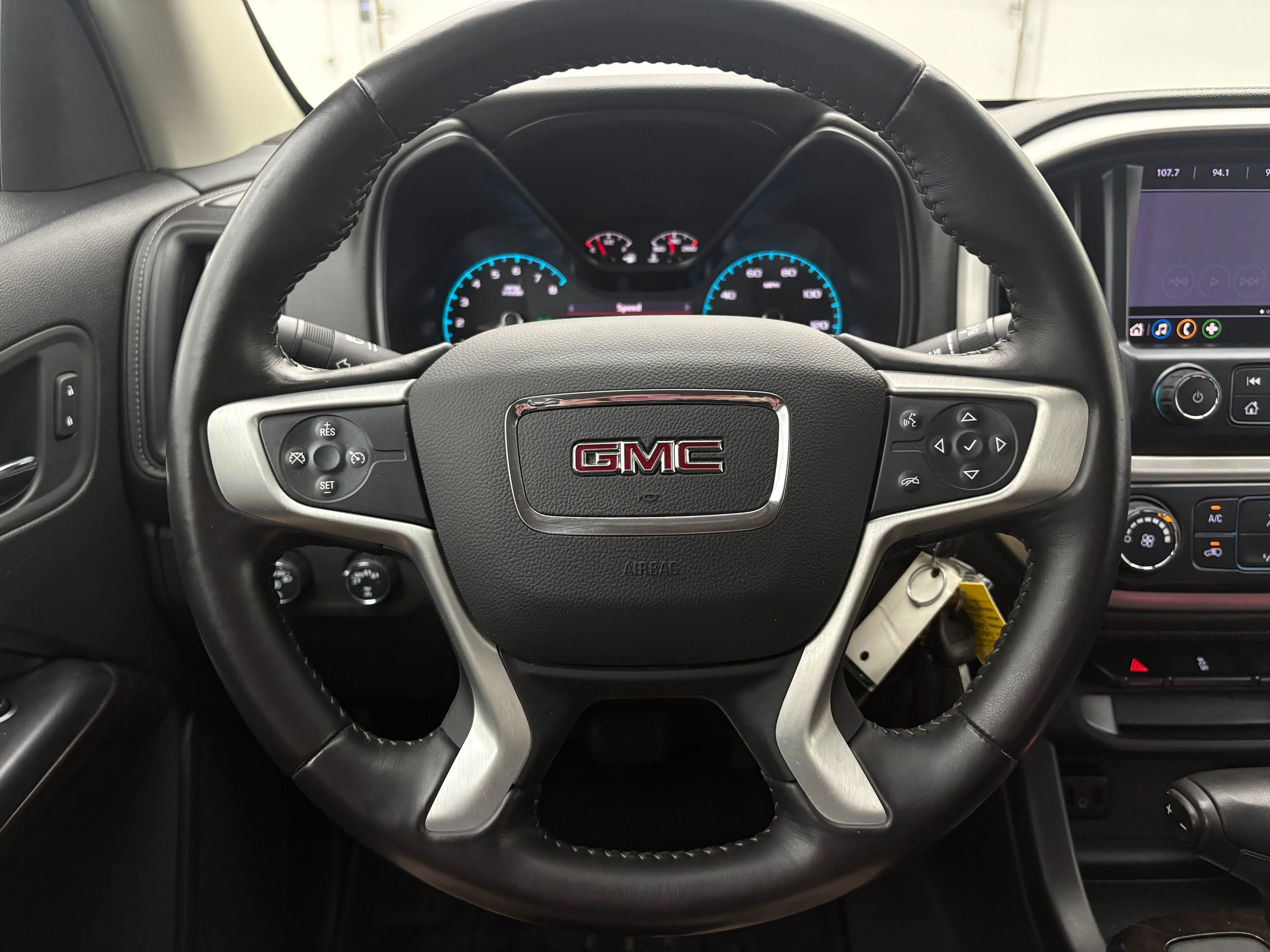 Used 2020 SUMMIT WHITE GMC 4WD SLE image 17