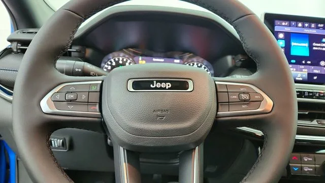 New 2026 Hydro Blue Pearl-Coat Exterior Paint Jeep Latitude image 20