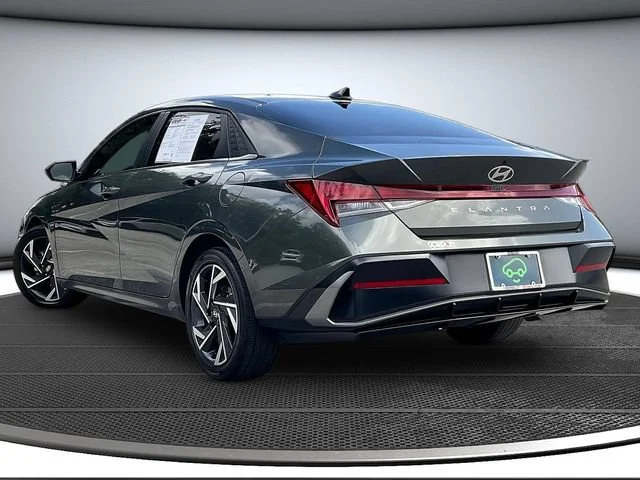 Used 2025 Gray Hyundai SEL Convenience image 5
