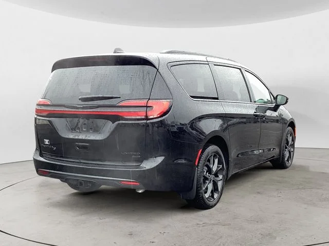 New 2026 Diamond Black Crystal Pearlcoat Chrysler LIMITED AWD image 6