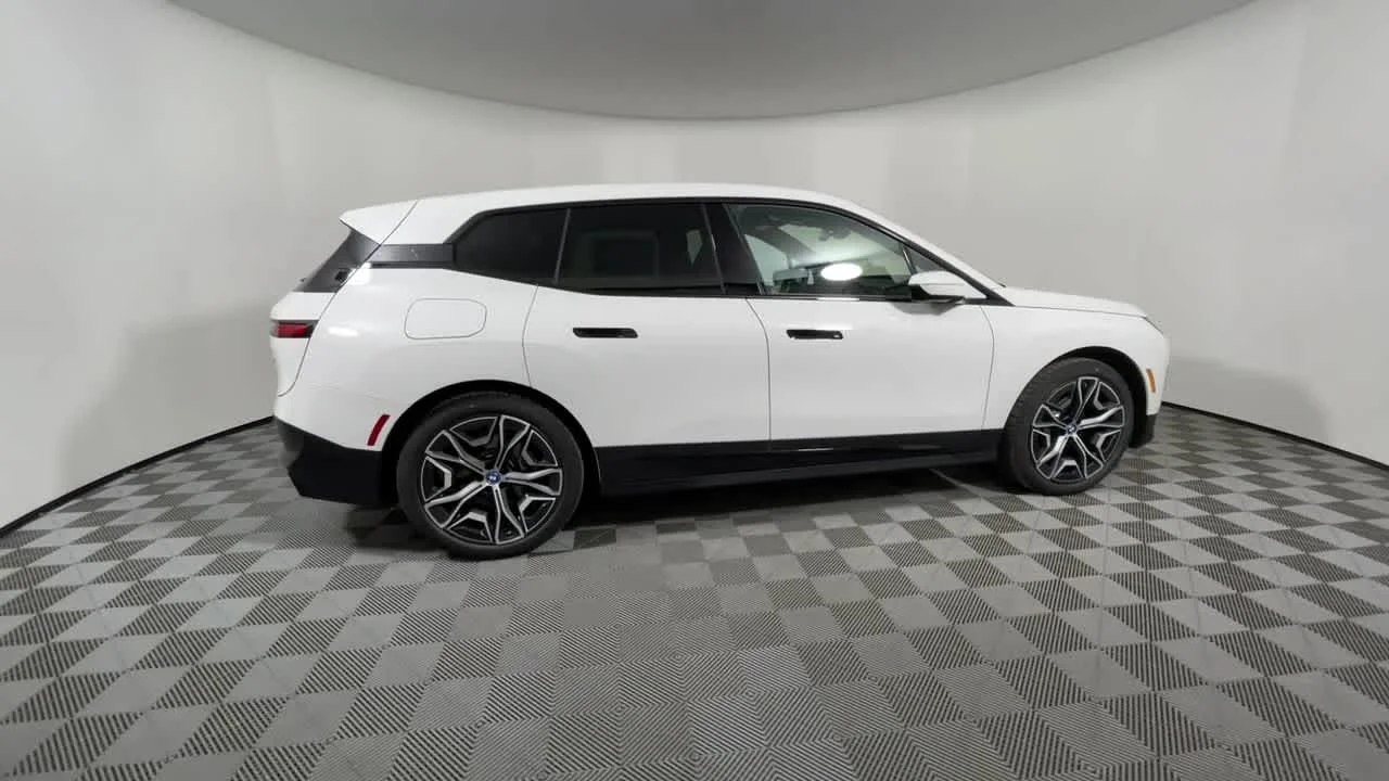 New 2022 Alpine White BMW xDrive50 image 15