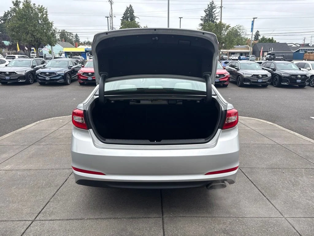 Used 2016 Silver Hyundai SE image 8