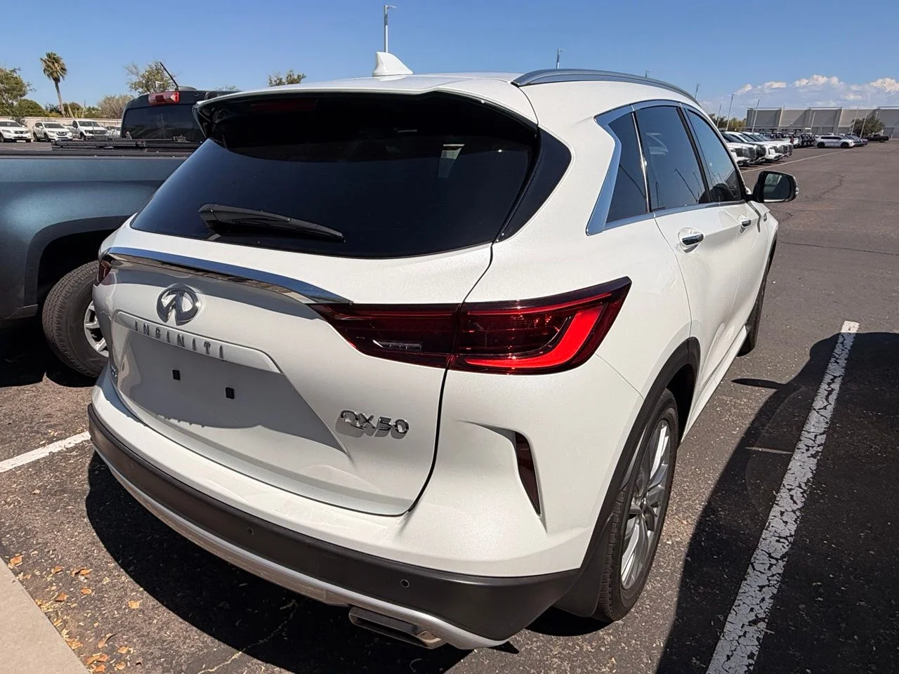 Certified Used 2025 Radiant White INFINITI Luxe image 5