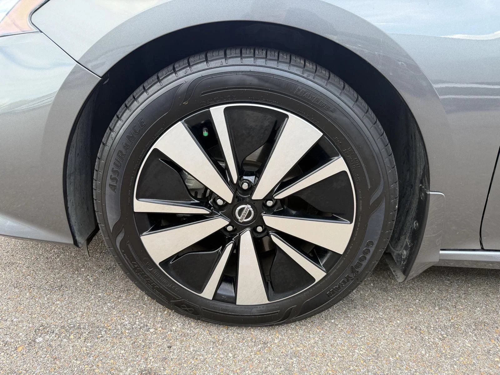 Used 2022 Gun Metallic Nissan 2.5 SV image 25