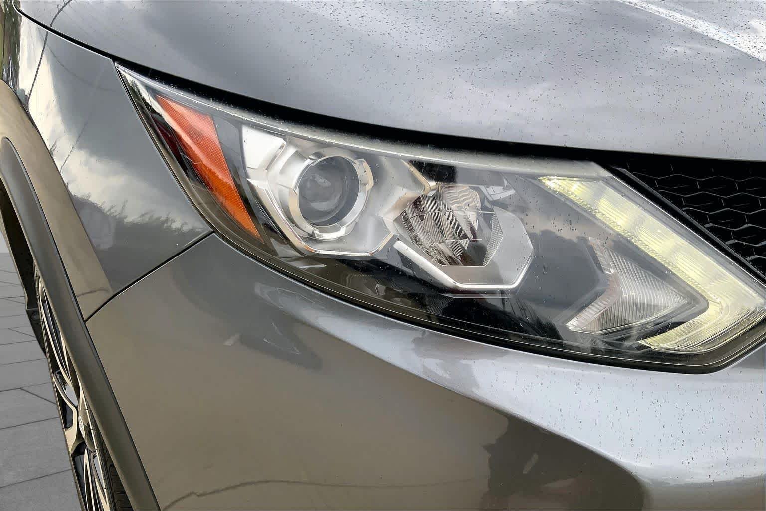 Used 2018 Gun Metallic Nissan SL image 28