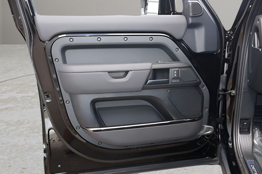 New 2026 Narvik Black LAND ROVER  image 9