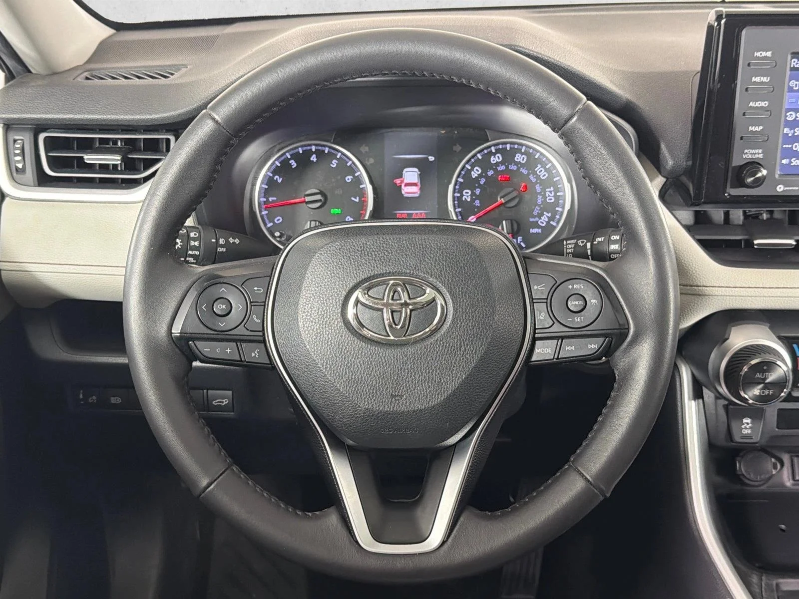 Used 2020 White Toyota XLE Premium image 25