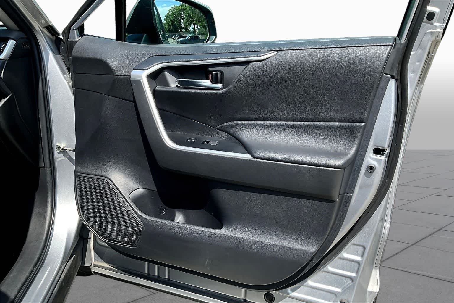 2022 Toyota RAV4 XLE - Photo 41