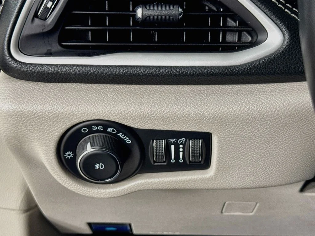 Used 2024 Black Chrysler Select image 10