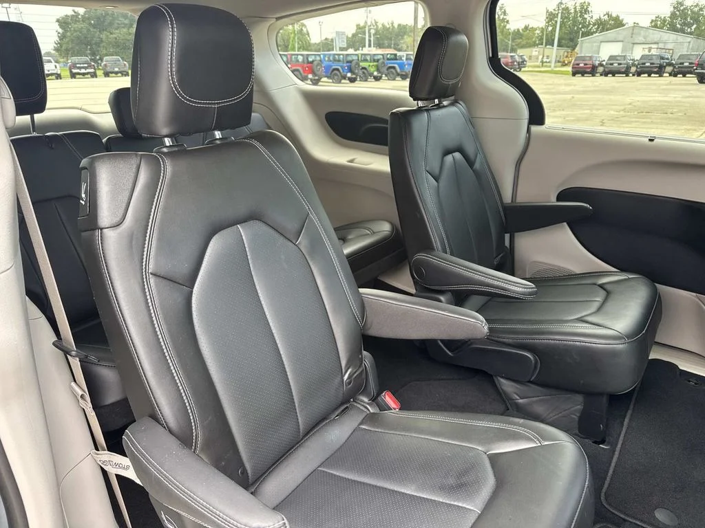 Used 2023 Silver Chrysler Touring L image 20