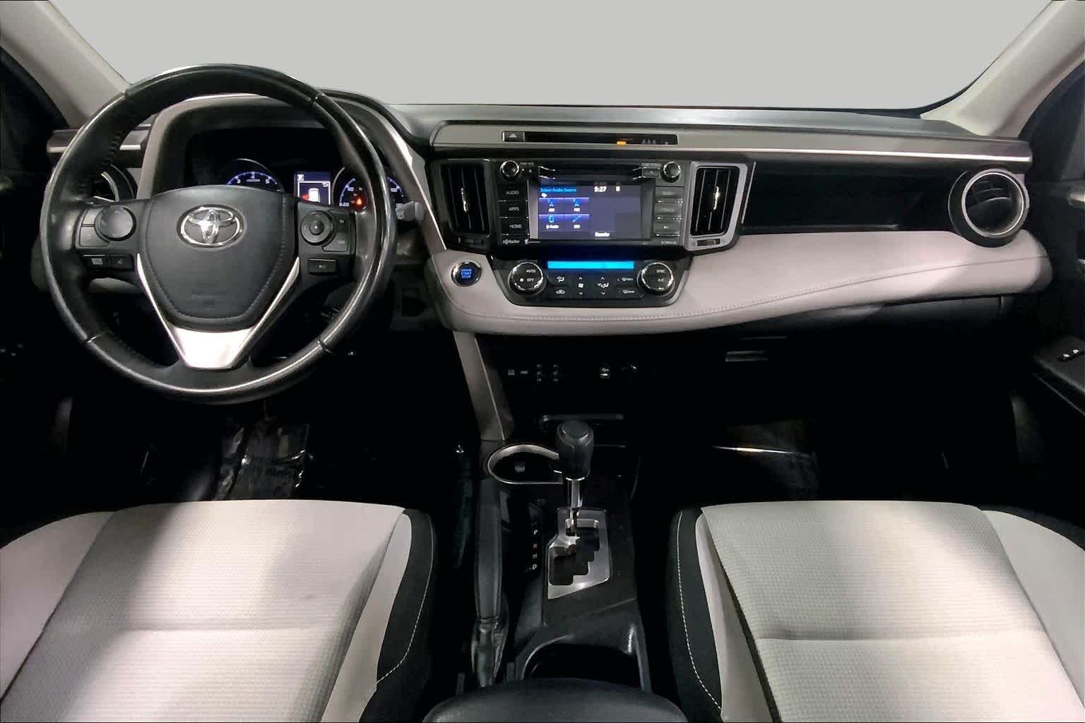Used 2018 Super White Toyota XLE image 16