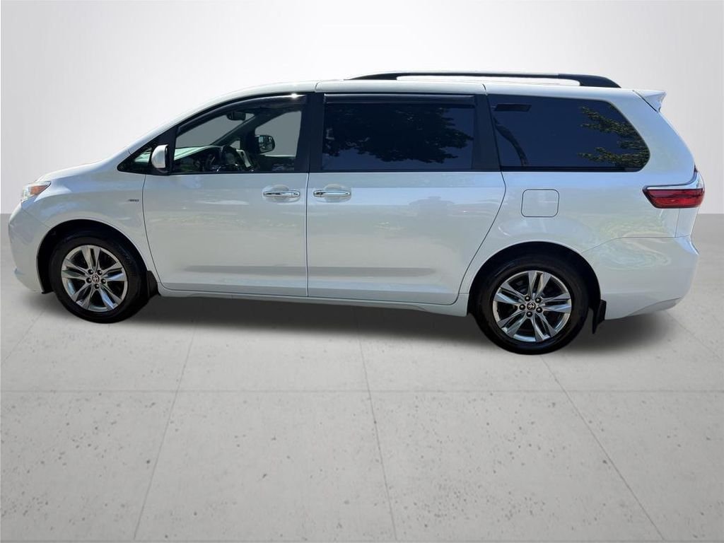 Used 2017  Toyota XLE image 10