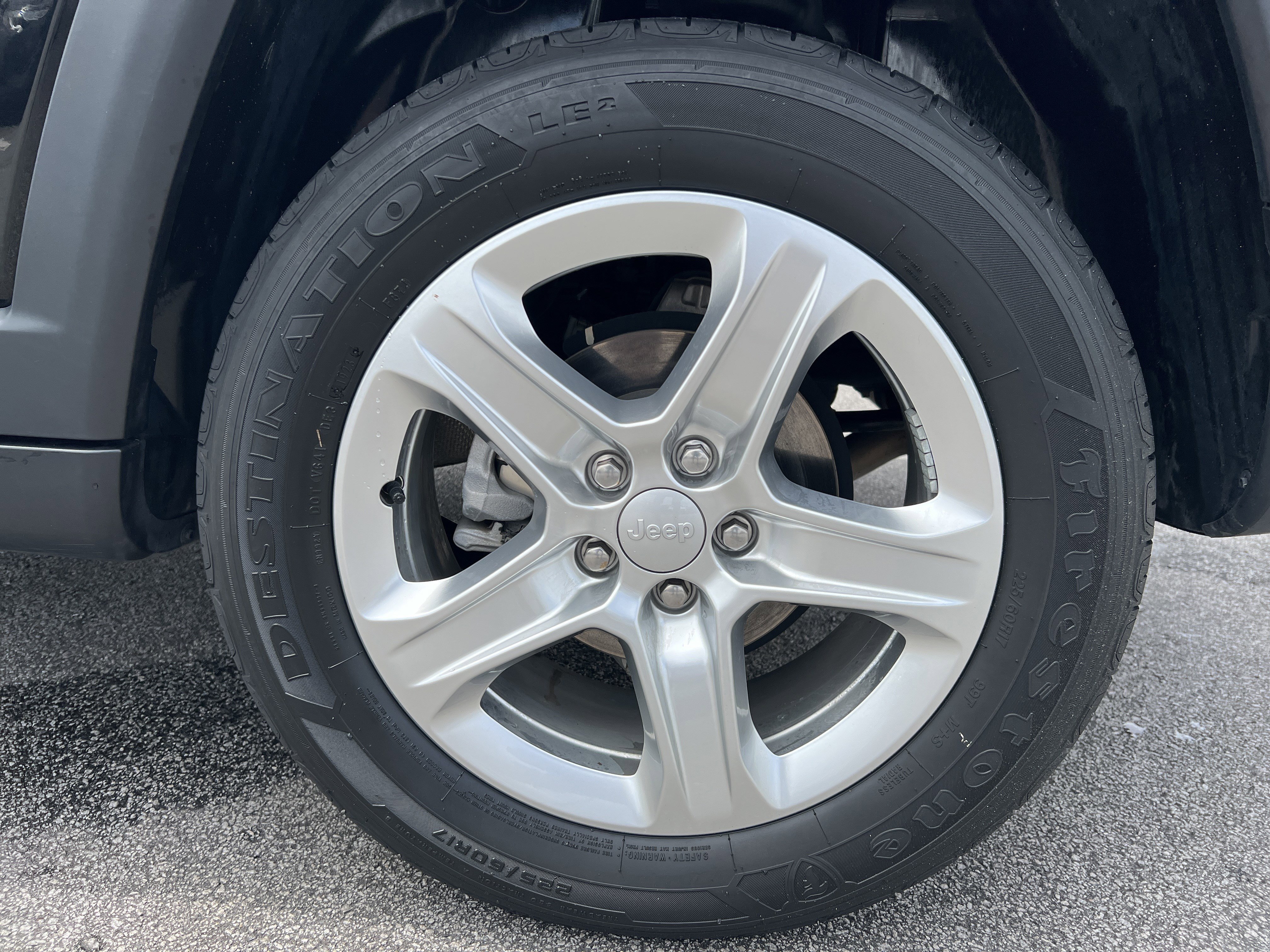 Used 2023 Diamond Black Crystal Pearlcoat Jeep Sport image 20