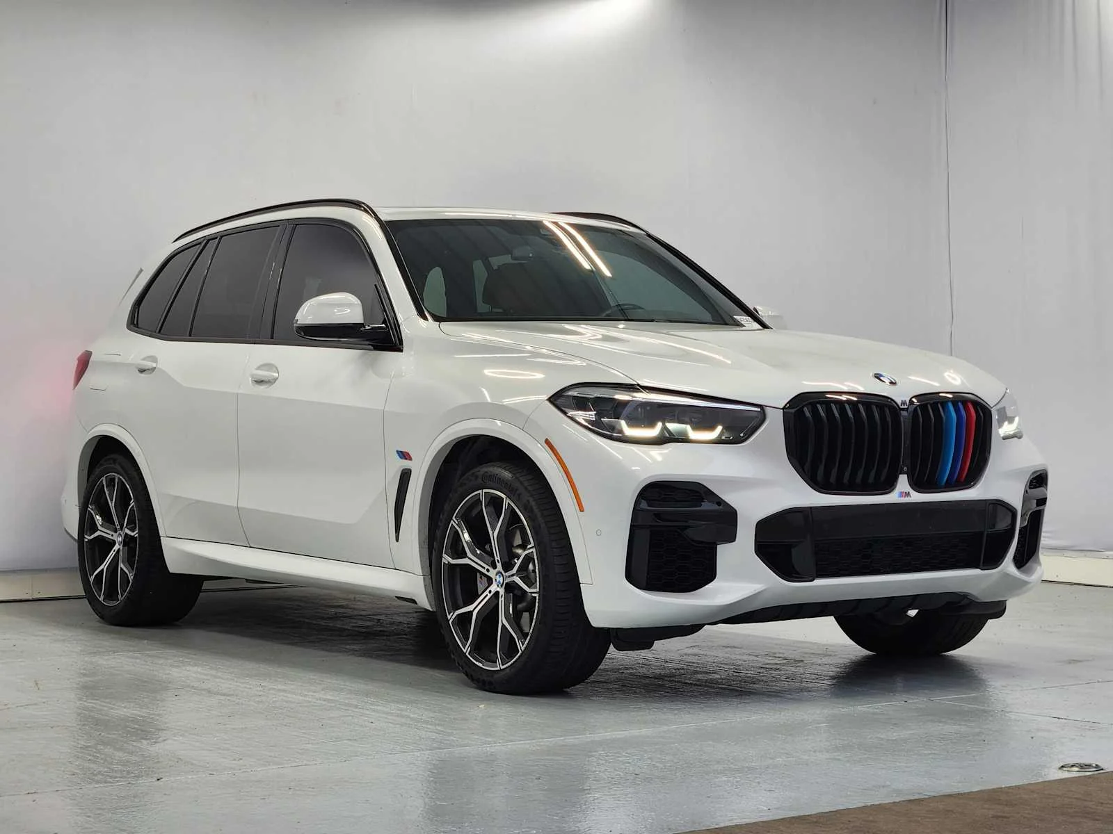 Used 2022 Mineral White Metallic BMW sDrive40i image 2
