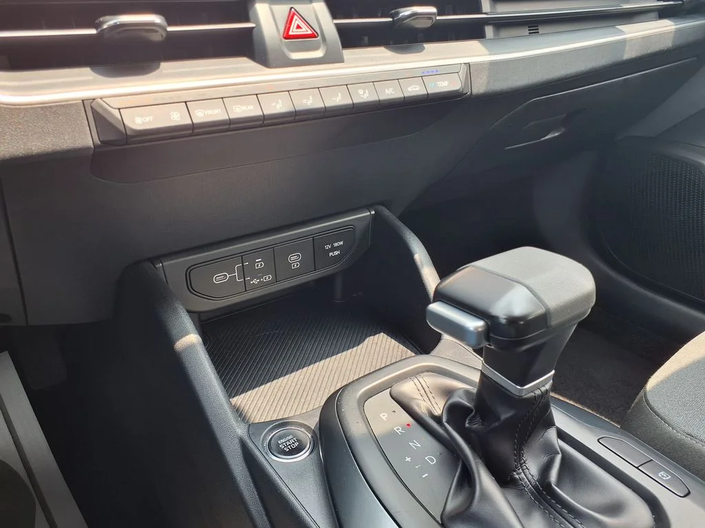Used 2025 White Kia LXS image 27