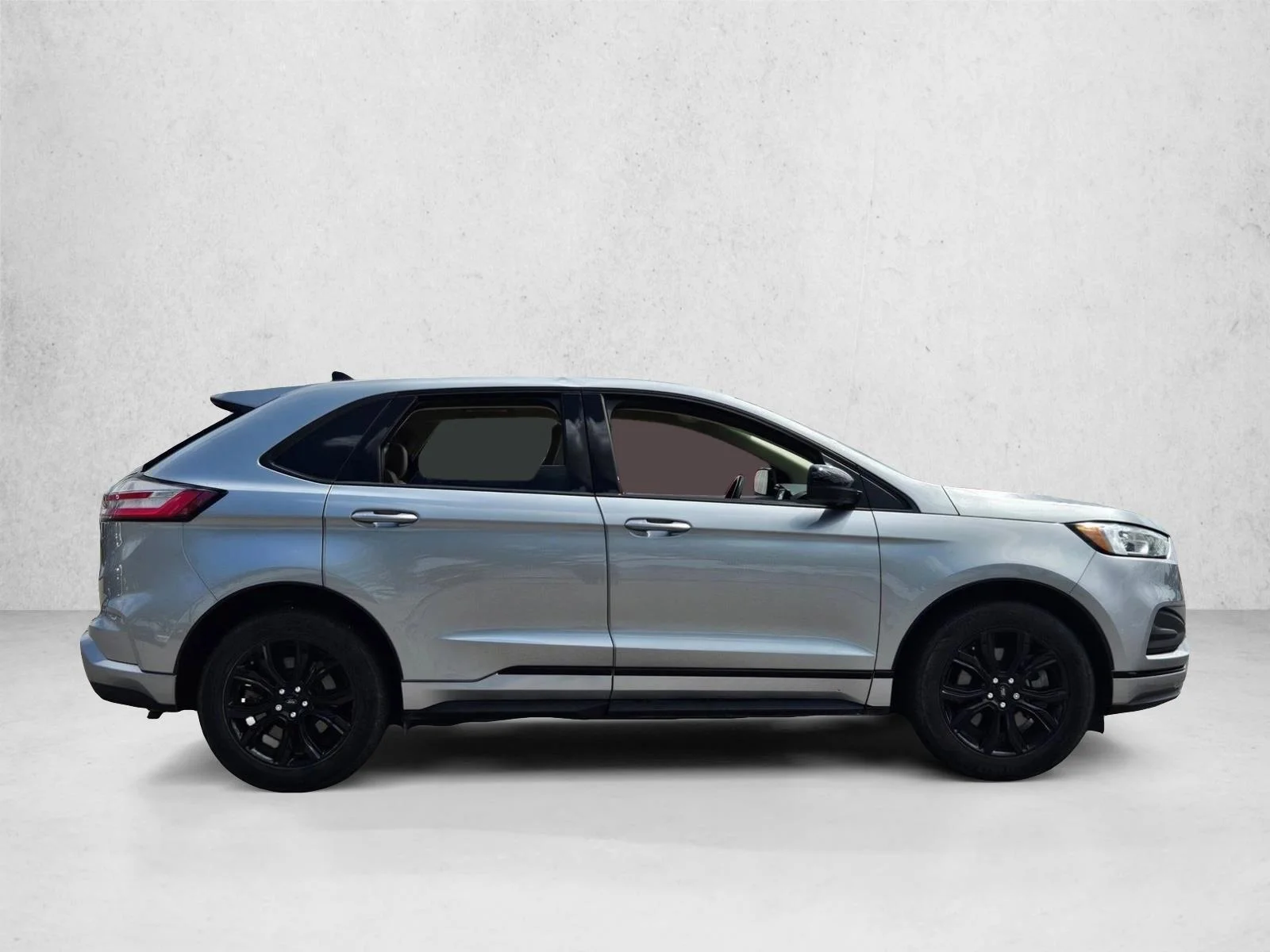 Used 2024 Iconic Silver Metallic Ford SE image 4