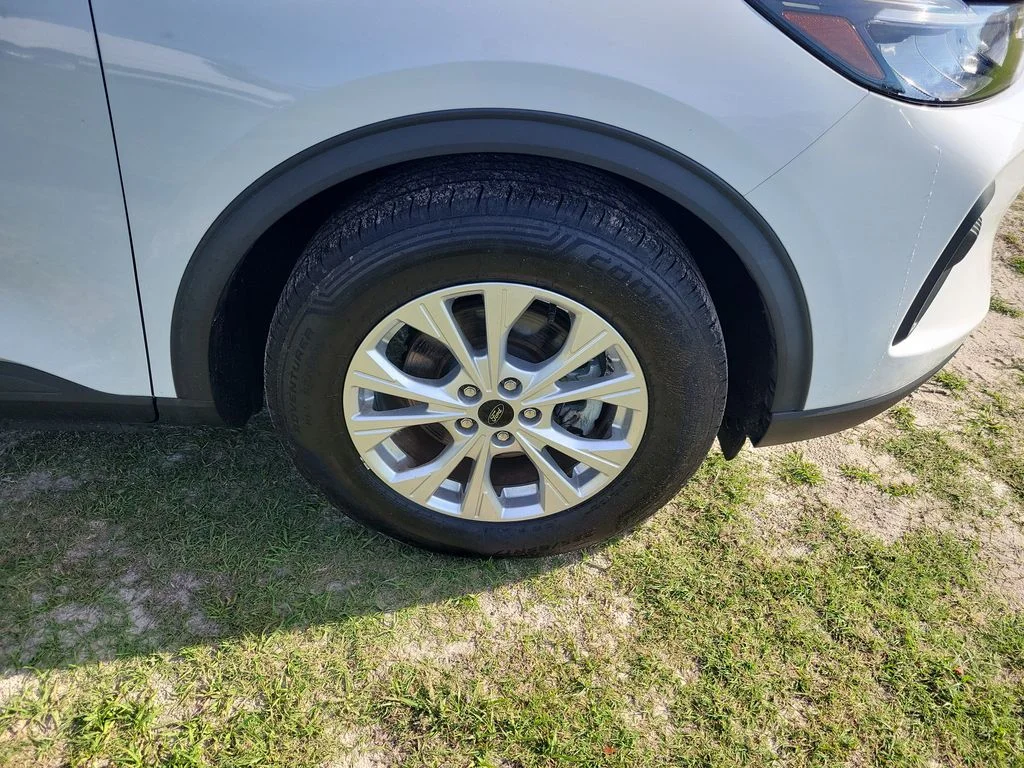 Used 2023 White Ford Active image 7