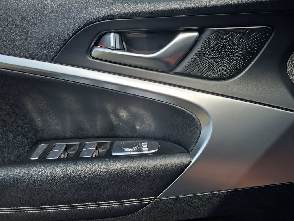 2025 GENESIS G70 Standard - Photo 19