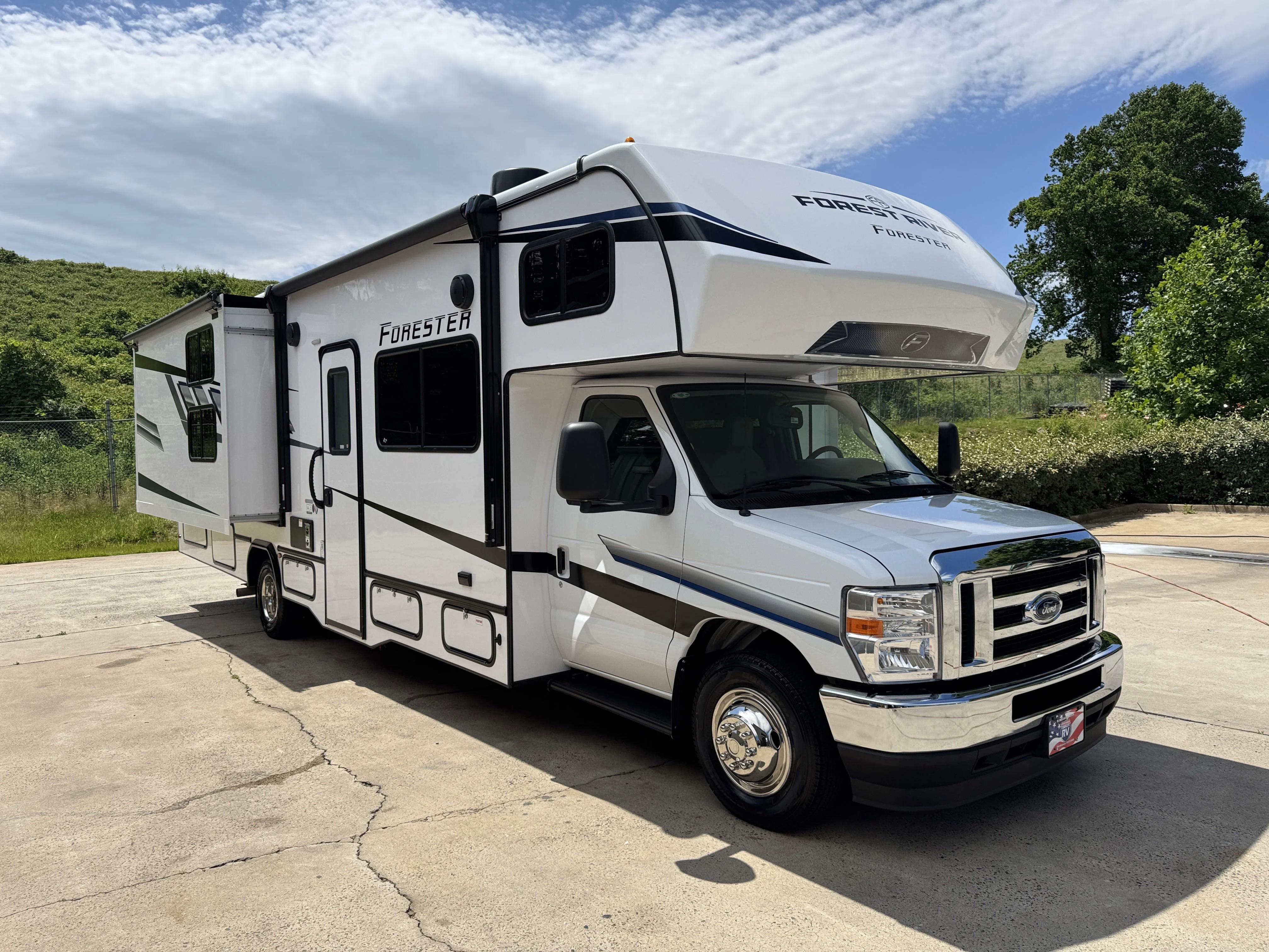 2025 Ford E-Series DRW E-450 Super Duty 158 in WB's photo