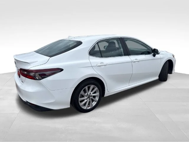Used 2022 White Toyota LE image 7