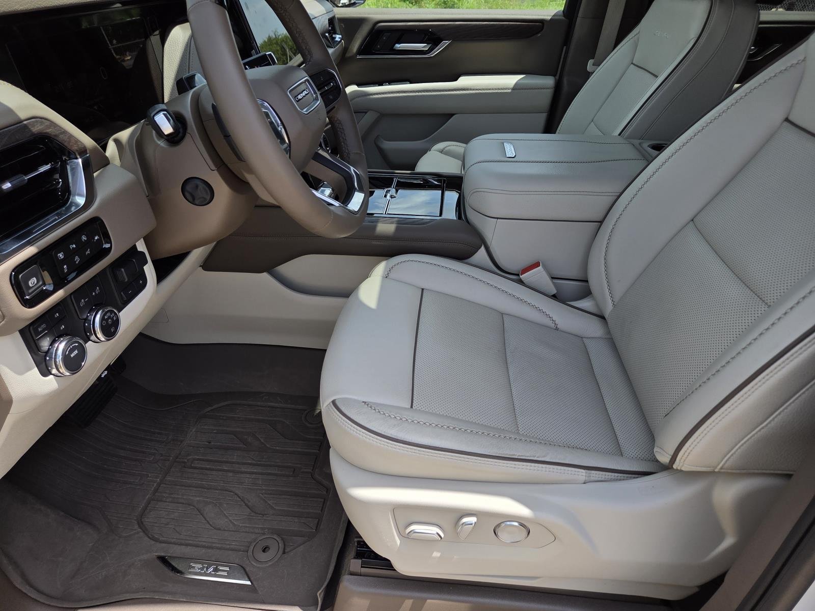 Used 2025 White Frost Tricoat GMC Denali image 32