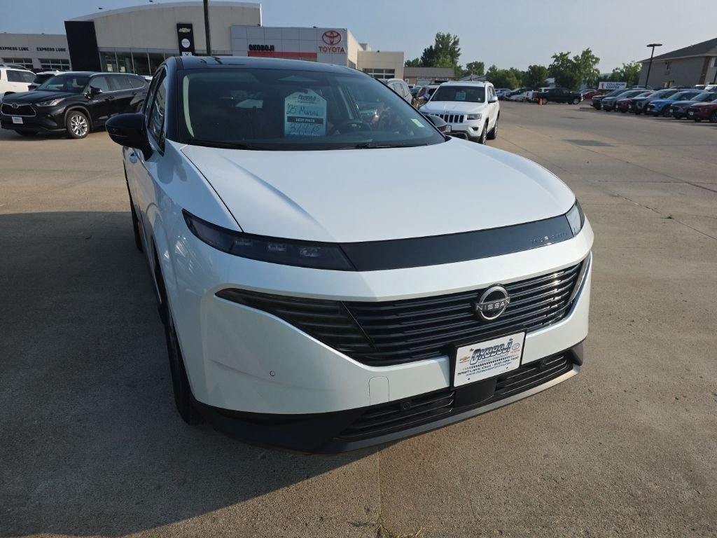 Used 2025 White Nissan SL image 1