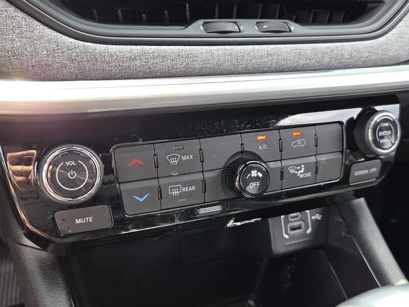 Used 2024 Silver Zynith Metallic Clearco JEEP LATITUDE image 21