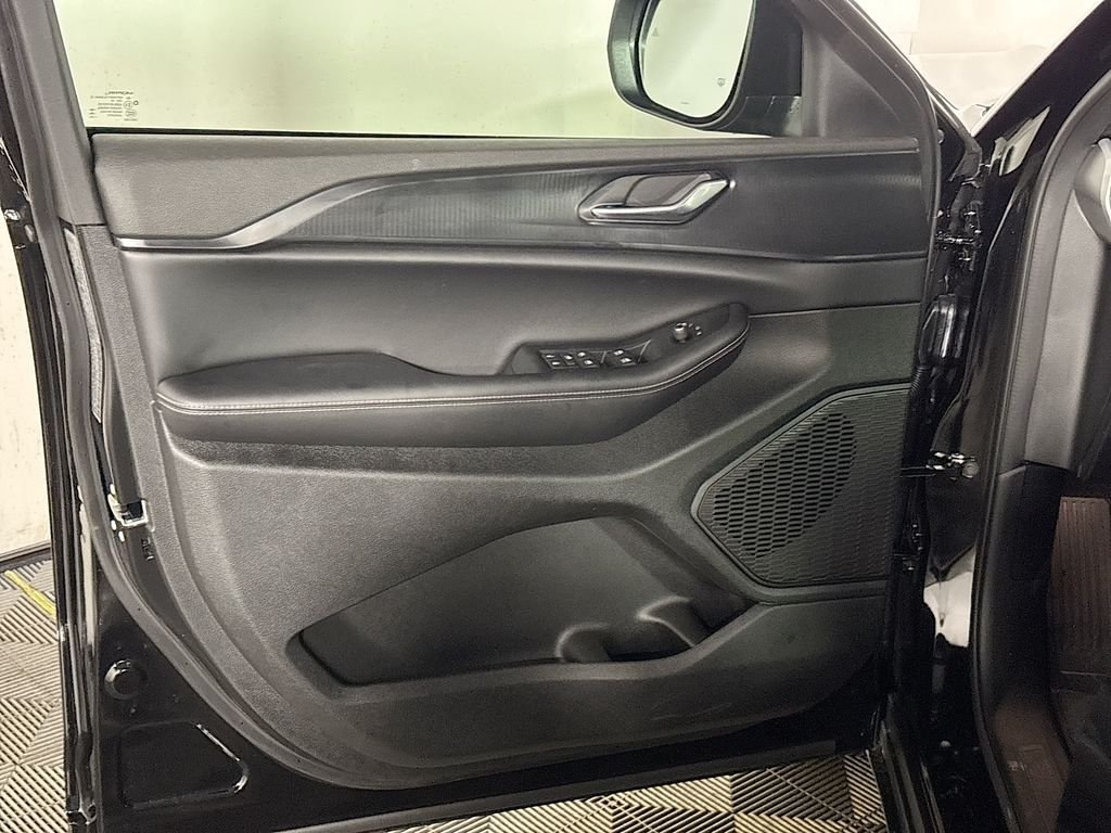 New 2026 Diamond Black Crystal Pearl-Coat Exterior Paint Jeep Laredo image 10