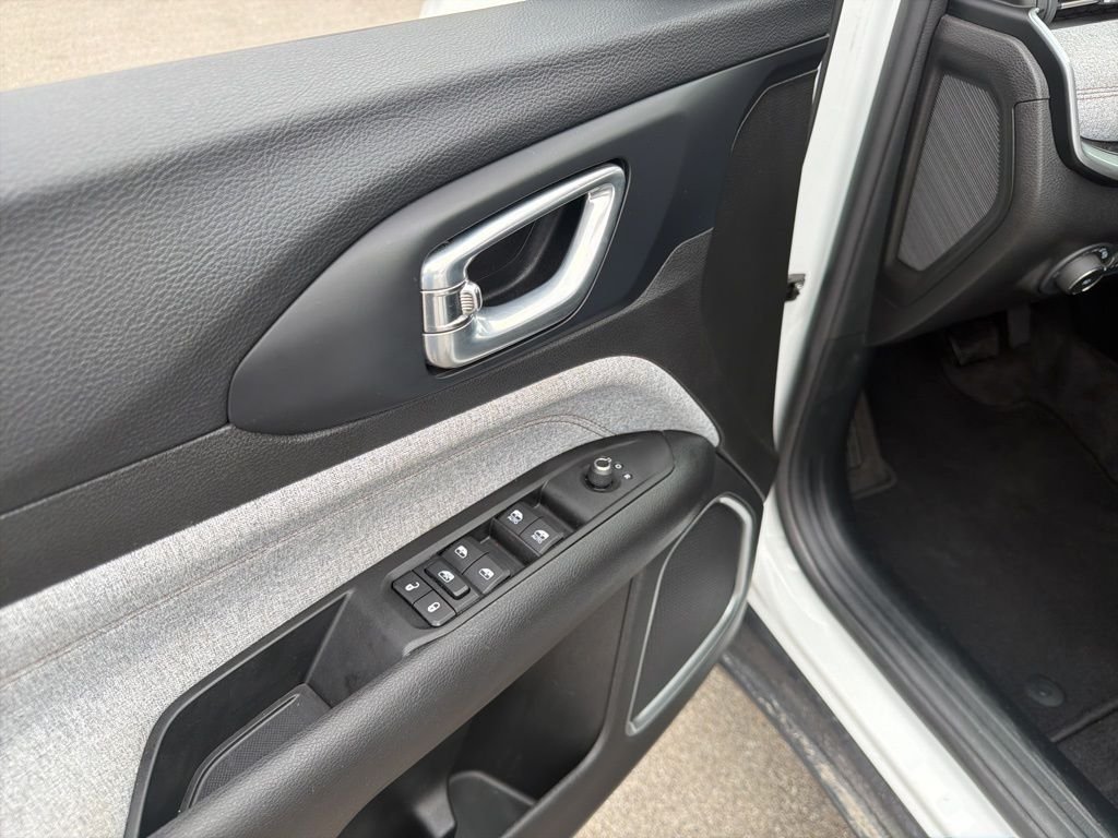 Certified Used 2022 White Jeep Latitude Lux image 10