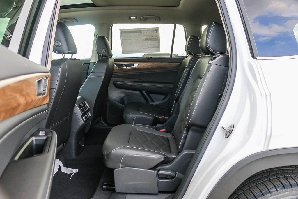 New 2026 White Volkswagen 2.0T SE w/Technology image 21