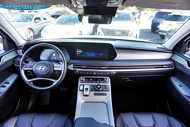 Used 2025 White Hyundai SEL image 18