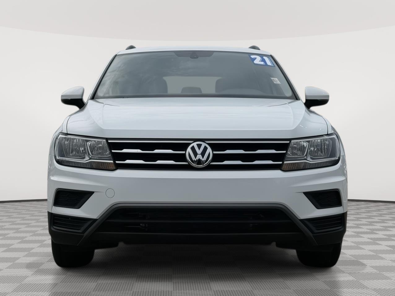 Used 2021 Pure White Volkswagen SE image 2