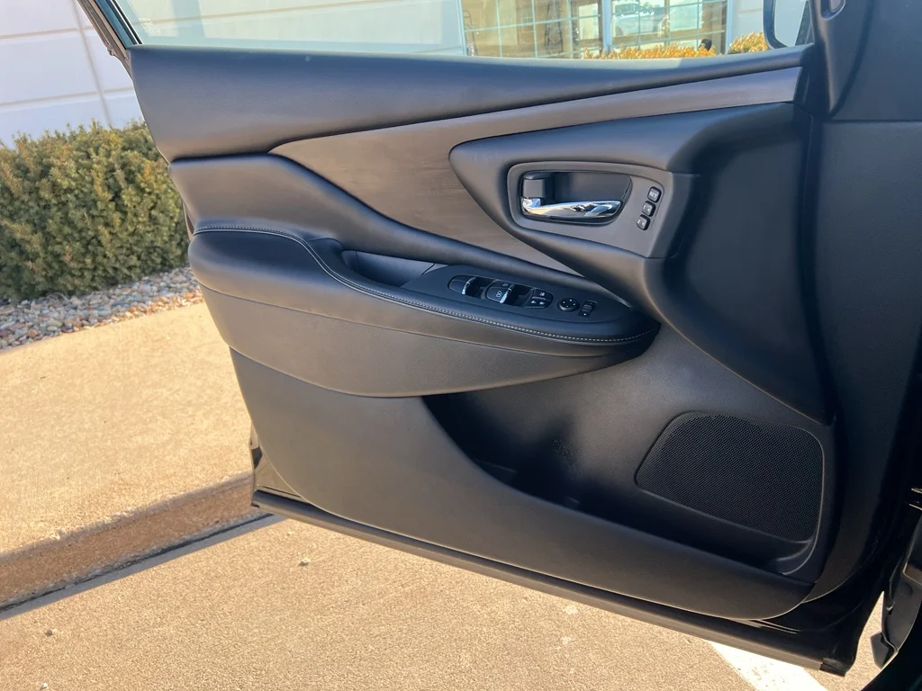 Used 2020 Super Black Metallic Nissan Platinum image 23