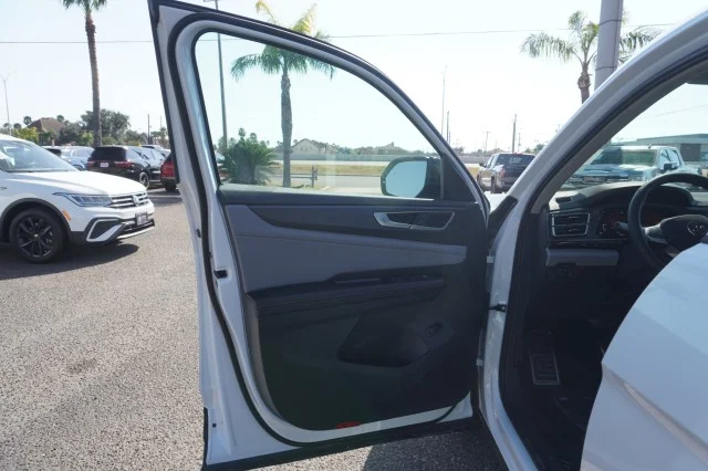 New 2026 Opal White Pearl Volkswagen 2.0T Peak Edition image 15