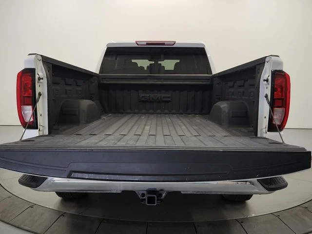 Used 2021 White GMC Base image 31